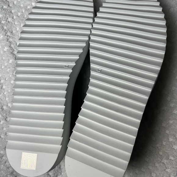 NIB. Tiannia Barnes MEN'S BILLY LEATHER LOW-TOP
SNEAKER IN EBONY OLIVE - Picture 13 of 15